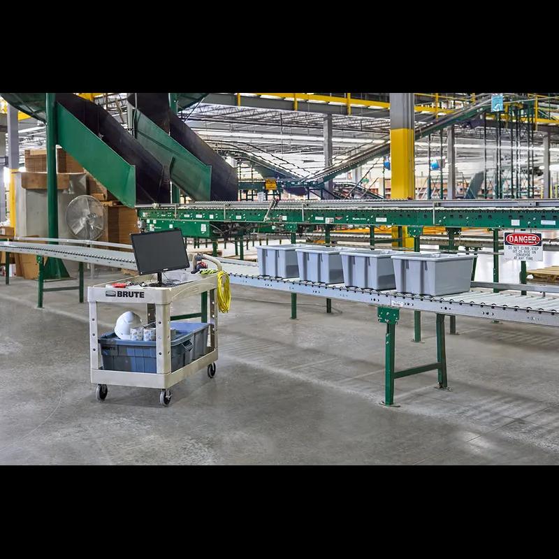 Brute® Transport Cart Medium (MED) 44X25.5X39 IN 500 LB Rounded Corners Deep Pocket Shelves Ergonomic Handle 1/Each