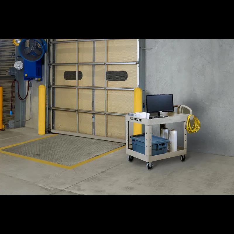 Brute® Transport Cart Medium (MED) 44X25.5X39 IN 500 LB Rounded Corners Deep Pocket Shelves Ergonomic Handle 1/Each