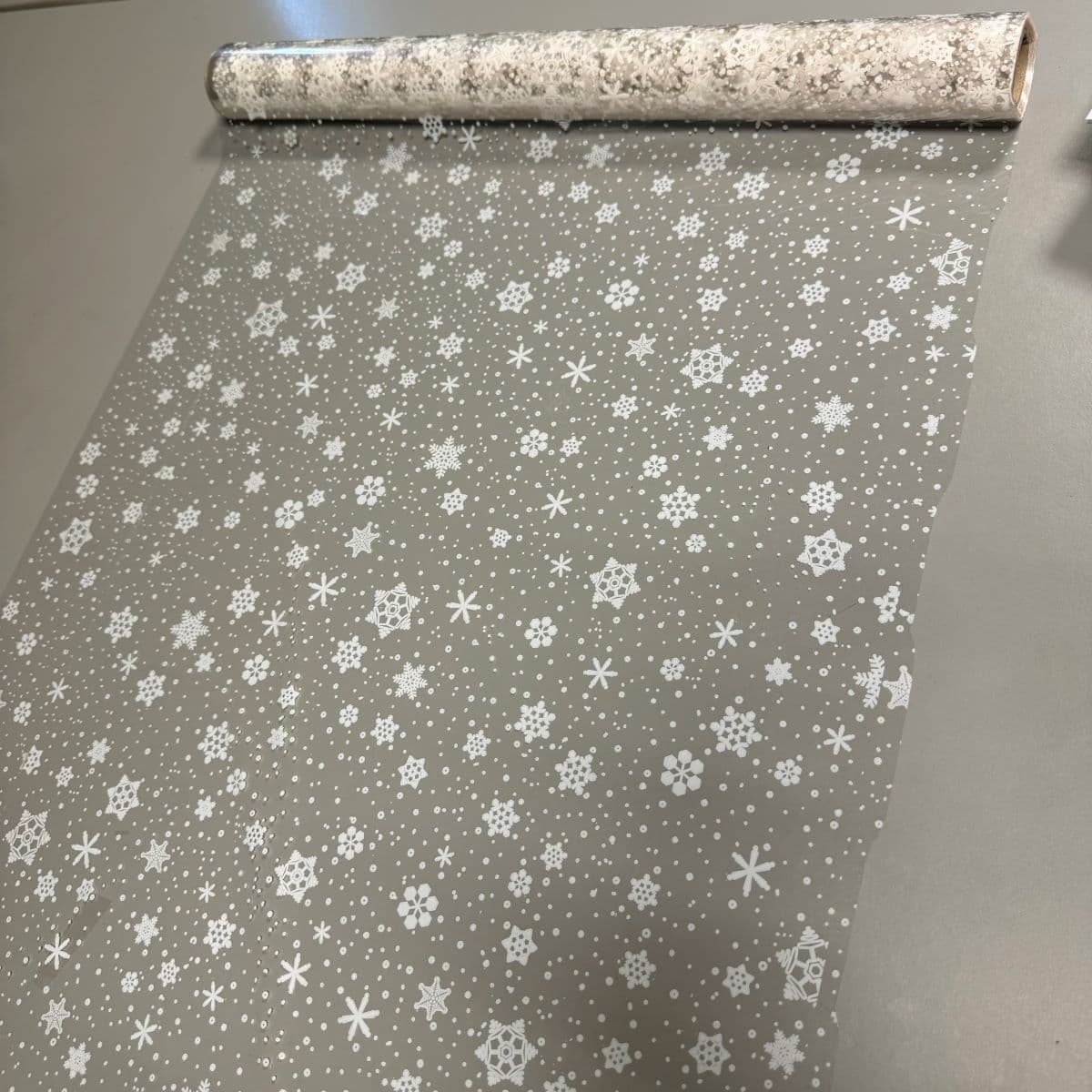 Cellophane Sheet 20X100 IN Snowflake 1/Roll