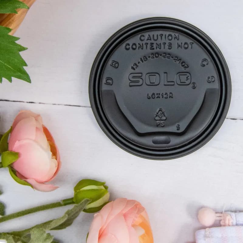 Dart® Trophy® Plus™ Lid Dome 3.53X0.9 IN HIPS Black For 12-24 OZ Cups Sip Through 125 Count/Pack 12 Packs/Case